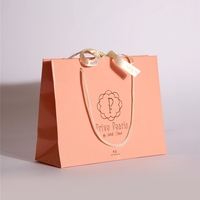 Sac en papier personnalisé de luxe pour l'emballage de vêtements sac à provisions de fantaisie avec propres logos pour lunettes montres comprend des accessoires de ruban