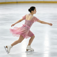 Robe de patinage artistique rose à manches volantées, en tissu maillé avec strass pour enfants et adultes, pour compétitions et spectacles sur glace