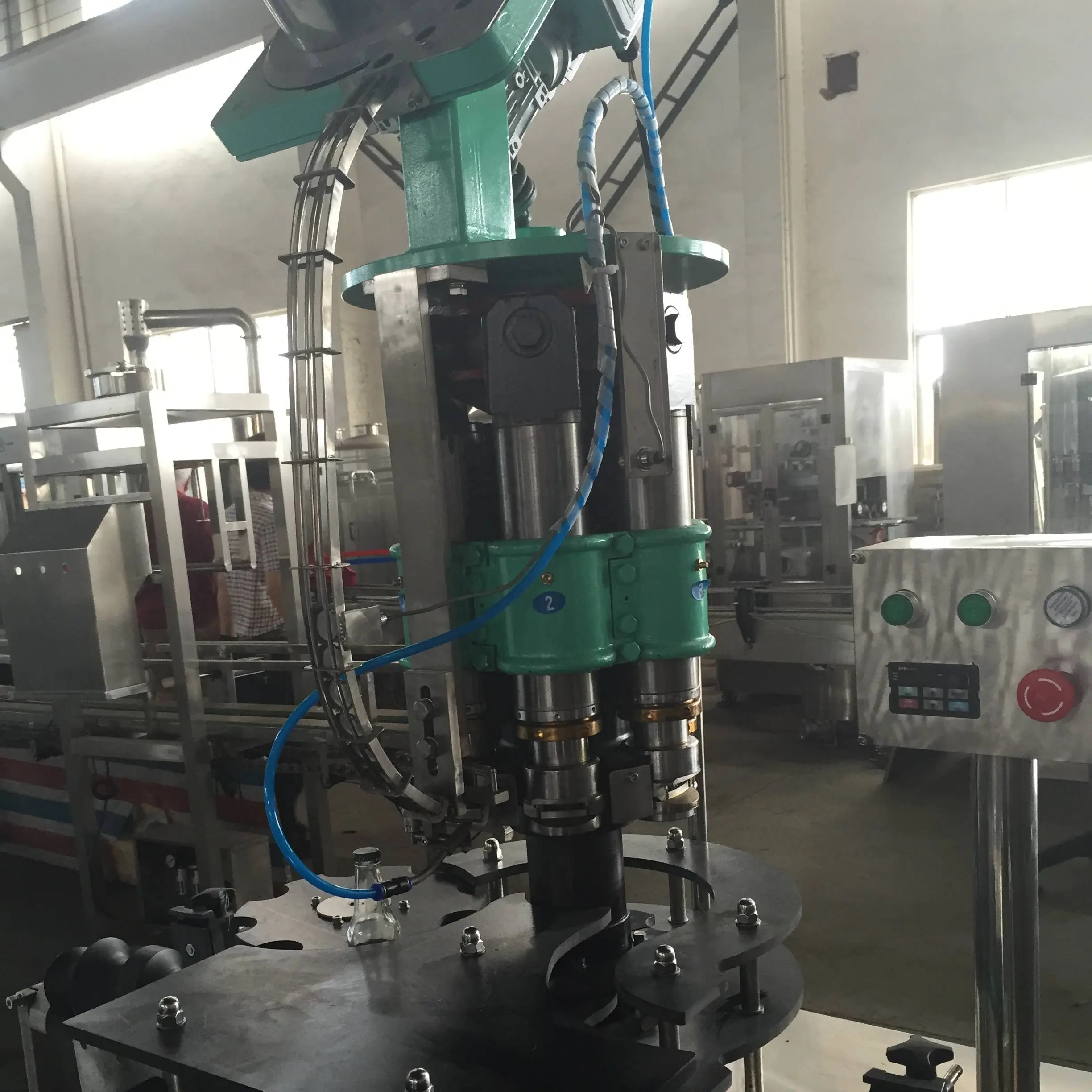 Hot sale factory direct supply of automatic beer/beverage/juice aluminium lids crown capping machine for glass bottle