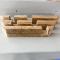 Scie à onglet CNC haute précision pour coupes transversales à angle variable avec système d'alimentation automatique pour la charpente en bois
