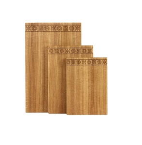 Planche de service en bois de frêne à prix abordable avec rainure pour jus et bordure gaufrée, plateau de présentation pour fruits et pain, du Vietnam - Product Image 1
