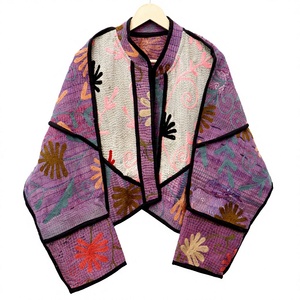 Veste à col mandarin en tricot brodé à la main, patchwork, rayures, motif floral rose, détail de col violet, 100% coton - Product Image 1