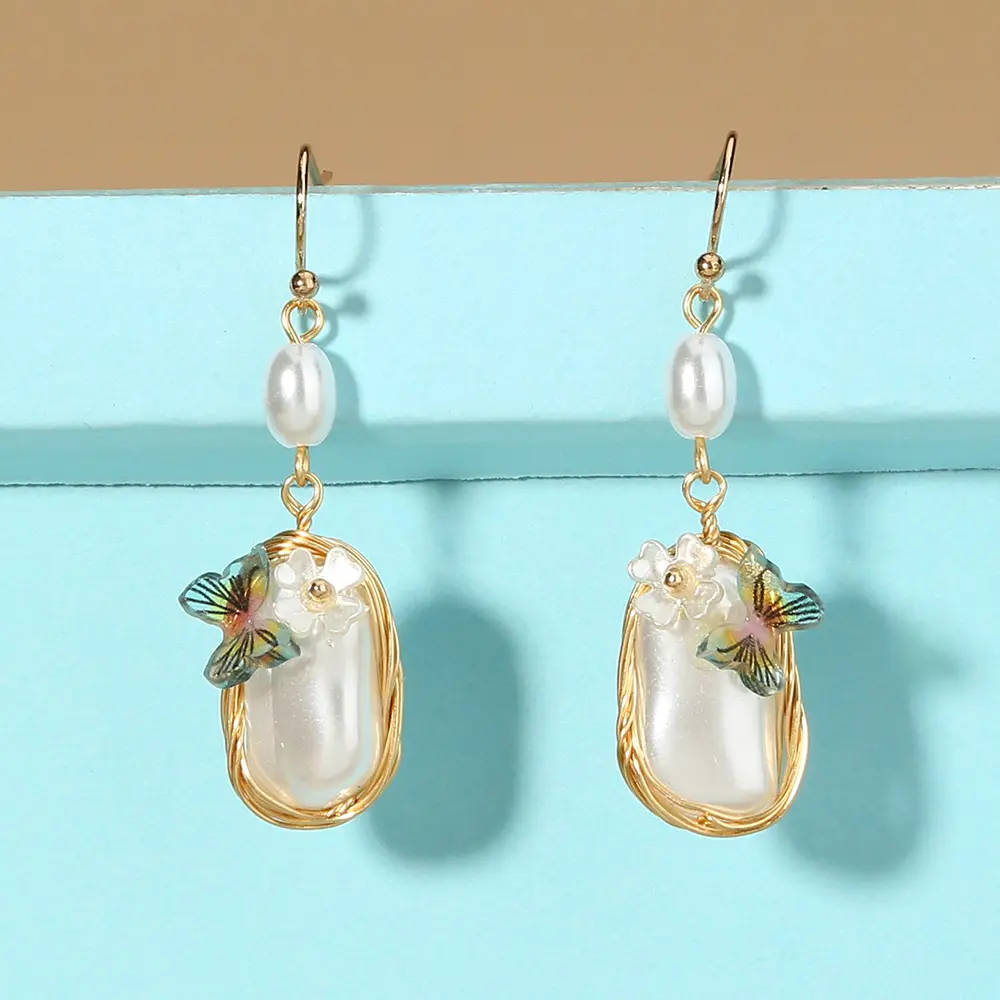 Pendientes de aro con perlas barrocas curativas para mujer, aretes de mariposa irregulares envueltas en alambre de cobre, joyería