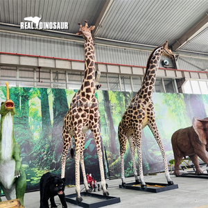 Manège mécanique girafe pour enfants dans un parc d'attractions - Product Image 5