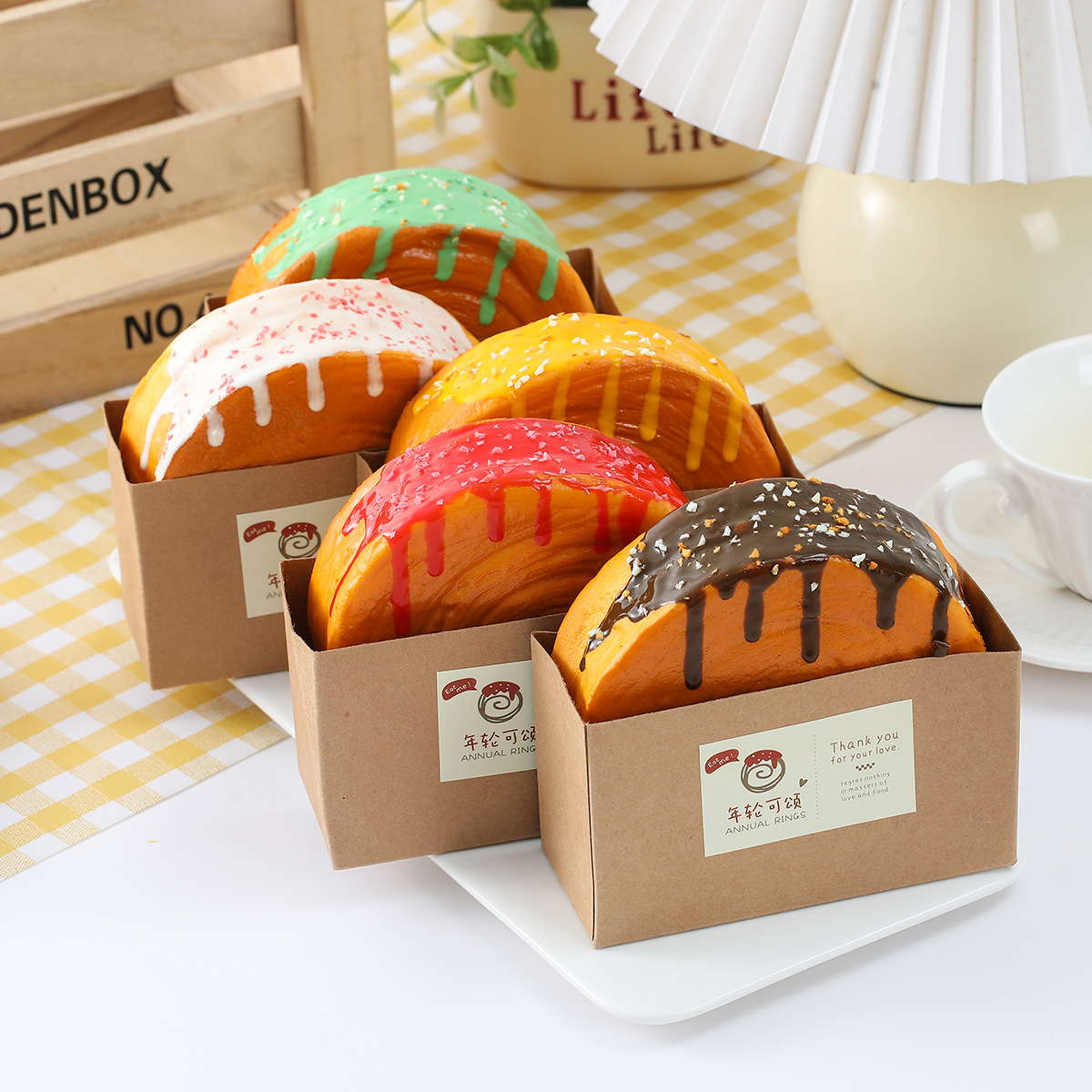 Pain aléatoire avec confiture-anneaux annuels