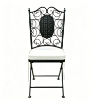 Chaise pliante vintage en fer forgé noire avec coussin pour jardin, mariage, événement, ou réception
