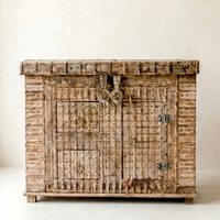 Coffre de rangement vintage en bois avec multiples compartiments, table basse et armoire avec ferrures métalliques pour chambre à coucher et salon de style farmhouse