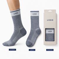 Chaussettes en fibre écologique recyclée gris anthracite pour le sport, avec logo sur le revers, texture naturelle, ajustement parfait, production en vrac, évaluation des illustrations, classification des tailles