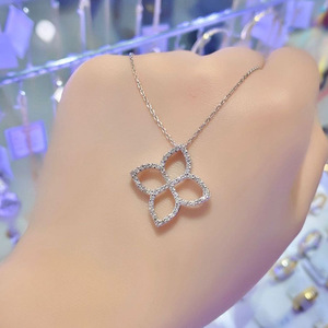 Collana con Ciondolo a Fiore Placcata in Oro Bianco con Zirconia Cubica, Gioiello Classico da Donna per Uso Quotidiano con Catena a Serpente in Lega - Product Image 1