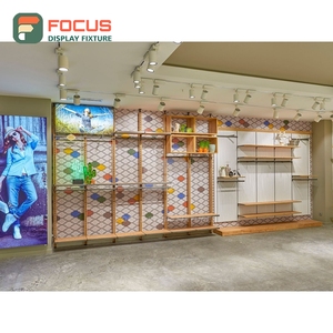 Vitrine en acier inoxydable et verre pour boutique contemporaine, service d'installation, magasin de vêtements - Product Image 3