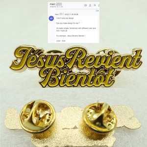 Placa de Identificación Personalizada Profesional en Metal Chapado en Oro con Acabado Esmaltado, Diseño Cursivo y Color Personalizado - Product Image 1