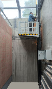 Elevador hidráulico de riel guía con valla de seguridad Equipo de elevación y transporte de carga para almacén de fábrica - Product Image 5