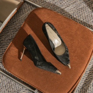 Chaussures de mariage légères en similicuir satiné à bout pointu, style escarpins à lacets, avec strass, collection Winter Evergreen Club - Product Image 6