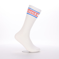 Chaussettes de sport personnalisées blanches, avec revers rayé et texte personnalisé, marque privée, design flexible et tricot respirant