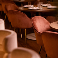 Chaises de salle à manger en velours rose sur mesure et table ronde en bois, ensemble de meubles élégants pour restaurant, café, bar