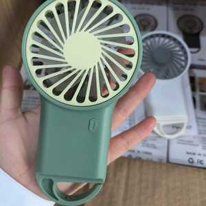 Nouveauté Logo personnalisé Cadeaux Vent frais Ventilateur à main de refroidissement par air Mini ventilateur de bureau portable USB rechargeable avec crochet - Product Image 5