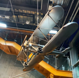 Modello di Aeroplano Vintage in Metallo Stile Industriale Loft, Grande Biplano Retrò in Ferro da Appendere per Decorazione Commerciale di Bar e Centri Commerciali - Product Image 5