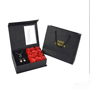 Boîte cadeau rigide en carton recyclable personnalisée avec 6 fenêtres en forme de rose de fleurs de sopa, pour anniversaire, Saint-Valentin. - Product Image 1