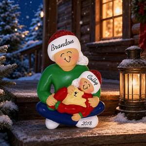 Figurine de Noël en résine Père Mère Bébé, ours en peluche câlin sur lèvres, chapeau de Père Noël, berceau, cadeau souvenir à suspendre à l'arbre - Product Image 3