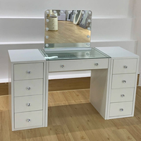 Table de toilette rose avec miroir à ampoules LED, plateau en verre, boutons en cristal, bureau de maquillage, ensemble de chambre moderne et glamour avec tabouret en velours capitonné