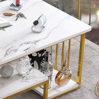 Table basse moderne à double niveau avec pieds dorés et plateau en marbre pour le salon