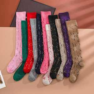 <span class=keywords><strong>Calze</strong></span> al ginocchio GG glitterate di marca famosa 2025 da donna, traspiranti con logo sul corpo, per primavera, lavorate a maglia per uso quotidiano - Product Image 1