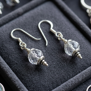 Boucles d'oreilles pendantes en cristal pour femmes, forme goutte d'eau, bijoux classiques, style à porter au quotidien - Product Image 4
