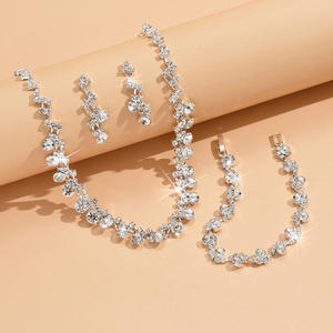 Ensemble de bijoux de mariée élégant et romantique - Accessoires en gros |   Collier et boucles d'oreilles en strass plaqué argent pour mariage et soirée - Product Image 3