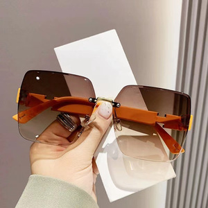 Nuevas Gafas de Sol para Mujer sin Marco, Degradado de Dos Tonos, Protección UV375, Montura de PC, Lentes AC Marrones, Estilo H, Tipo de Empaque en Caja, 3 Sombrillas - Product Image 1