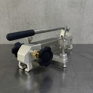 เครื่องมือสอบเทียบสุญญากาศแบบนิวแมติก HSIN617 OEM พร้อมปั๊มปรับแรงดันสูงพิเศษ สำหรับการทดสอบความแม่นยำสูง HSIN617 - Product Image 1