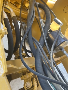 Chargeuse sur pneus CAT 966H d'occasion, système hydraulique à détection de charge, engin lourd pour l'exploitation minière et les travaux de terrassement, stock disponible pour l'exportation. - Product Image 3