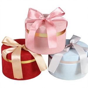 Scatola Regalo Rotonda in Velluto di Daino per Matrimoni e Compleanni, Confezione per Caramelle con Design Floreale, Modello 73 - Product Image 1