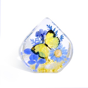 Cuore di ghiaccio scolpito a forma di fiore, con margherite e rose vere incapsulate in resina – Regalo creativo ideale per amici e famiglie - Product Image 4