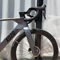 Vélo de route KOZO Shi Mano 105 OEM en fibre de carbone aérodynamique 7,9 kg, frein à disque hydraulique, roues à rayons légères de course 700C
