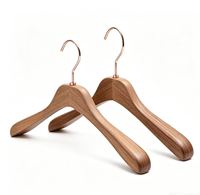 Cintres en bois de luxe de qualité supérieure pour hôtel, avec clip en bois de hêtre couleur naturelle, design Lotus, personnalisables avec logo, pour boutique