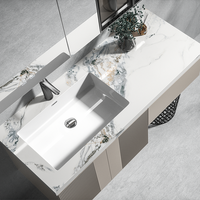 Meuble-lavabo mural gain de place aux proportions équilibrées, avec panneau cannelé et étagères ouvertes, en tons neutres