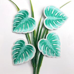 Autocollant décoratif brodé exquis en forme de feuille réaliste - Product Image 1