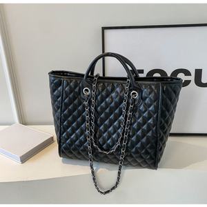 Nouveauté : Grands sacs fourre-tout en cuir matelassé noir pour femmes, sacs à main, sacs à bandoulière avec logo personnalisé et chaîne - Product Image 3