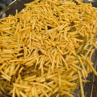 Kleine schaal aardappelchips frituurmachine, diepvries frites maakmachine, productielijn voor aardappelchips voor industrieel gebruik