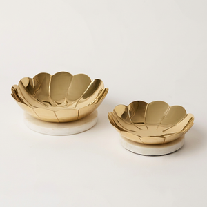Assiettes décoratives en métal doré en forme de fleur, faites à la main, polies, style glamour - Product Image 1