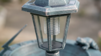 Pied de jardin en métal robuste, vert antique, écologique, style Art Déco, avec bassin pour oiseaux, lumière solaire, aiguille solaire et base de jardinière