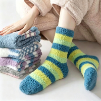 Chaussettes d'hiver thermiques douillettes pour femmes OEM, en polaire corail rayée, tricotées, pour la maison, chaussettes-pantoufles de Noël et usage quotidien