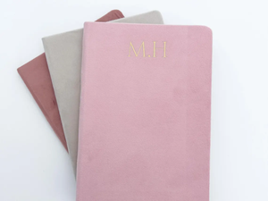 Taccuino Personalizzato di Lusso A5 con Copertina in Velluto e Testo in Lamina Dorata Agenda Giornaliera a Righe per Journaling - Product Image 3