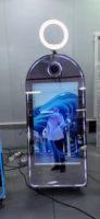 Station photo miroir magique commerciale avec écran tactile et lumières LED pour événements de mariage.