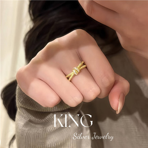 แหวนเงิน KING รุ่น Knot Ring เงินแท้ S925 ชุบทอง ประดับคริสตัลและเพชรเทียม เหมาะสำหรับทุกเพศทุกวัย สวมใส่ได้ทุกวัน - Product Image 2