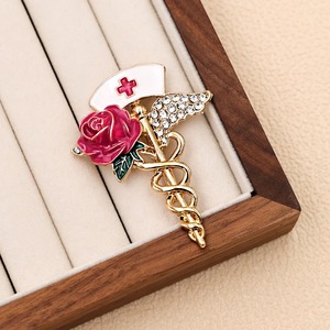 Broche de Esmalte com Tema Médico: Rosa e Caduceu, Ideal para Bonés de Enfermeira, Perfeito para Jalecos e Uniformes, Presente Ideal para o Dia do Enfermeiro(a) - Product Image 6