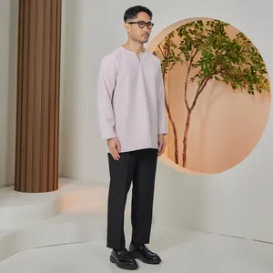 เสื้อเชิ้ตผู้ชายสไตล์ดั้งเดิมจากมาเลเซีย สีม่วงอ่อน ทรงสมาร์ทฟิต แขนสั้น สไตล์ลำลอง รับผลิตแบบ OEM เสื้อผ้าชั้นนำทันสมัย - Product Image 3
