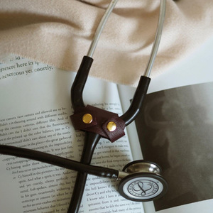 Sangle en cuir PU Yuyue pour stéthoscope, 5x3cm, avec boucle décorative anti-perte, accessoire médical portable - Product Image 1