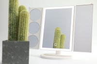 Conception de stockage de base en gros d'usine trois niveaux de luminosité LED miroir de courtoisie anti-poussière miroir de maquillage grossissant à trois volets