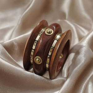 Bracelet de mariage en bois pour femme, jonc en bois naturel sculpté avec détails en anneau doré, bijoux faits à la main, accessoire de mode - Product Image 1